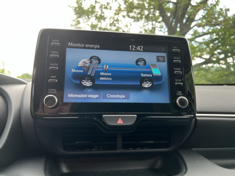 Mazda 2 Hybrid: le foto della prova su strada
