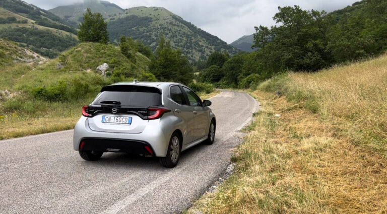 Mazda 2 Hybrid: le foto della prova su strada