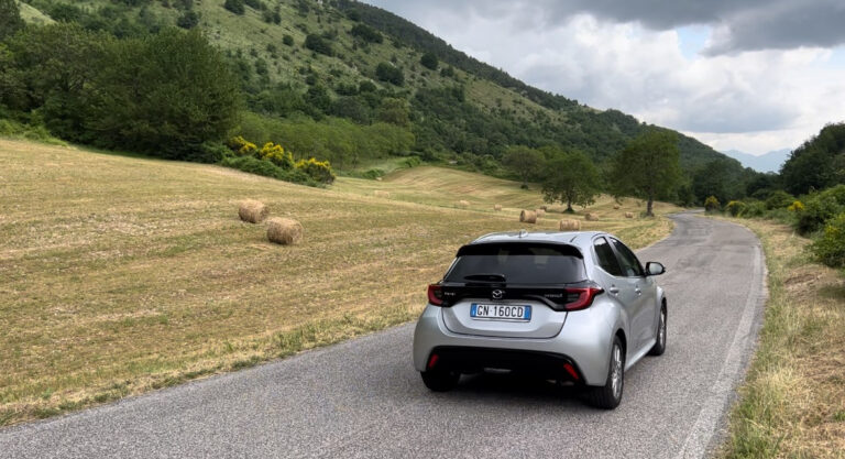 Mazda 2 Hybrid: le foto della prova su strada