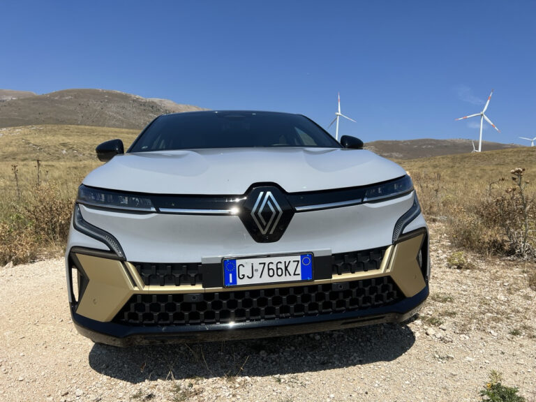 Renault Megane E-Tech: le foto della prova su strada