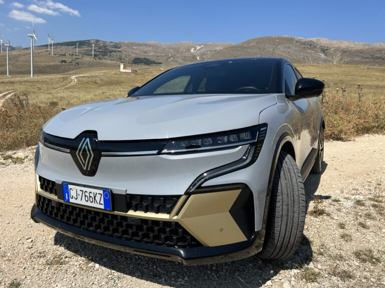 Renault Megane E-Tech: le foto della prova su strada