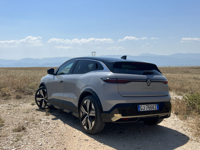 Renault Megane E-Tech: le foto della prova su strada