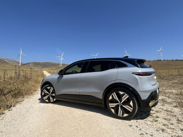 Renault Megane E-Tech: le foto della prova su strada