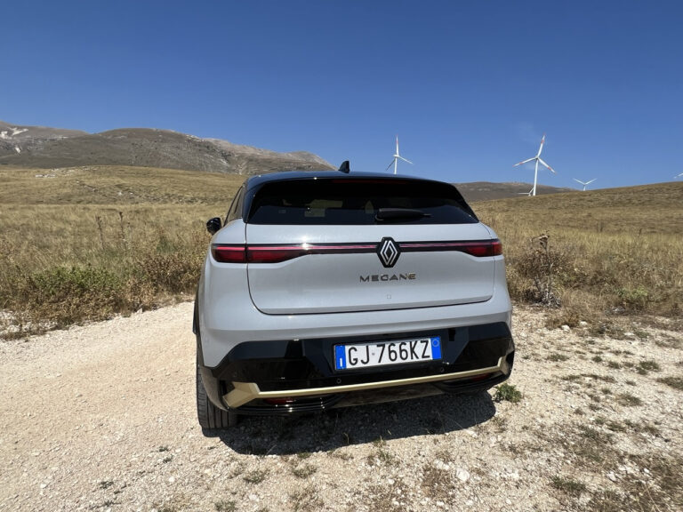 Renault Megane E-Tech: le foto della prova su strada