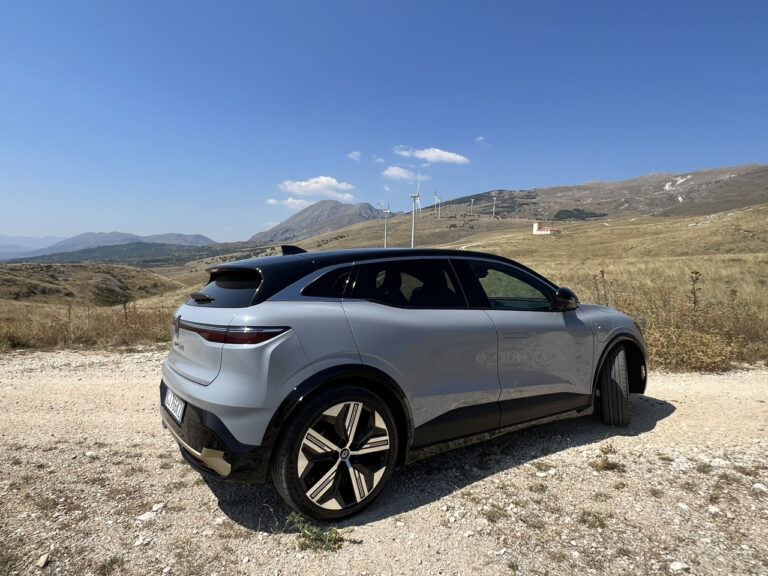 Renault Megane E-Tech: le foto della prova su strada