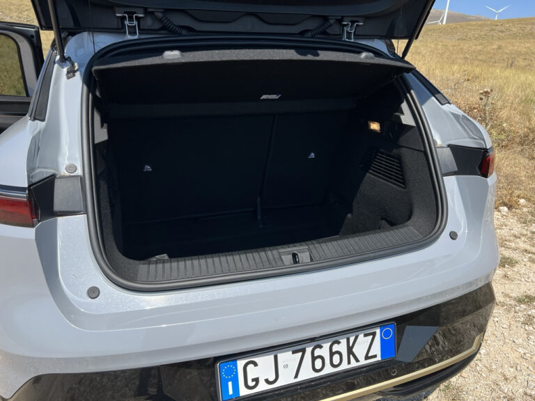 Renault Megane E-Tech: le foto della prova su strada