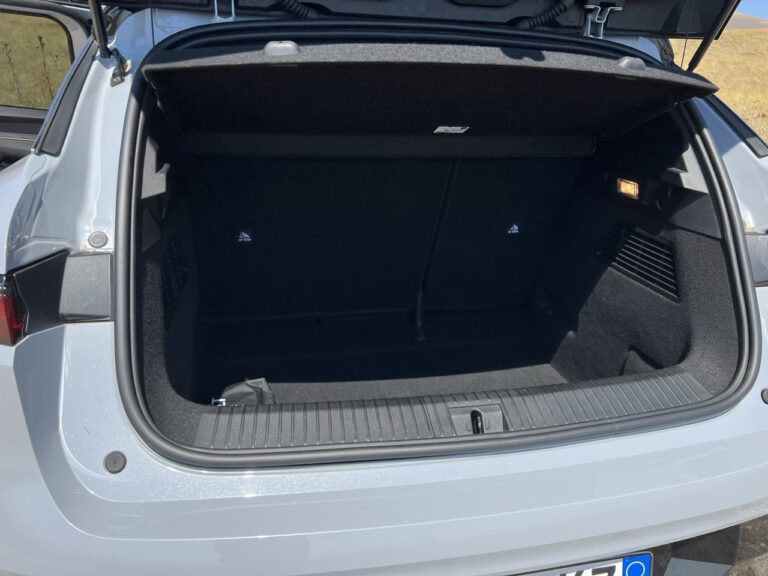 Renault Megane E-Tech: le foto della prova su strada