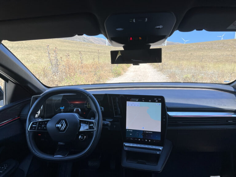 Renault Megane E-Tech: le foto della prova su strada