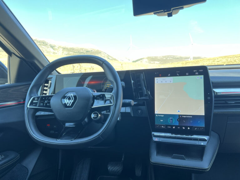Renault Megane E-Tech: le foto della prova su strada