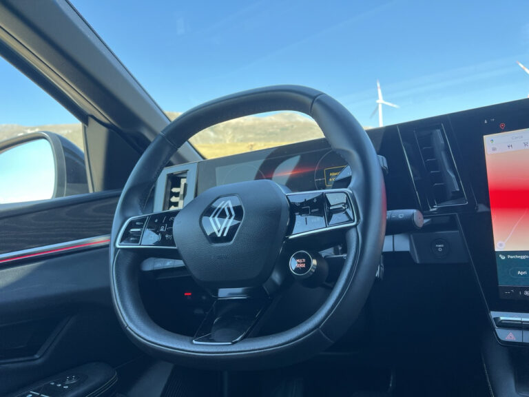Renault Megane E-Tech: le foto della prova su strada