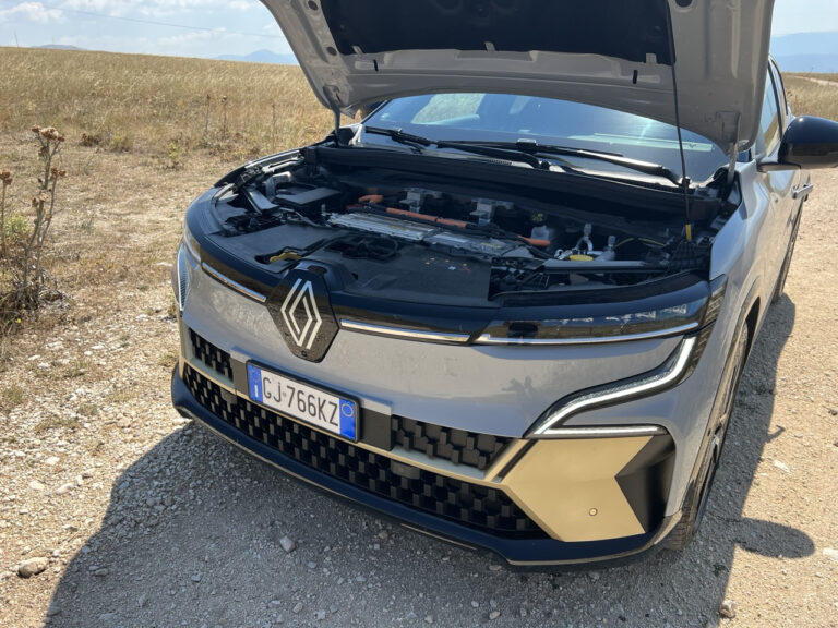 Renault Megane E-Tech: le foto della prova su strada