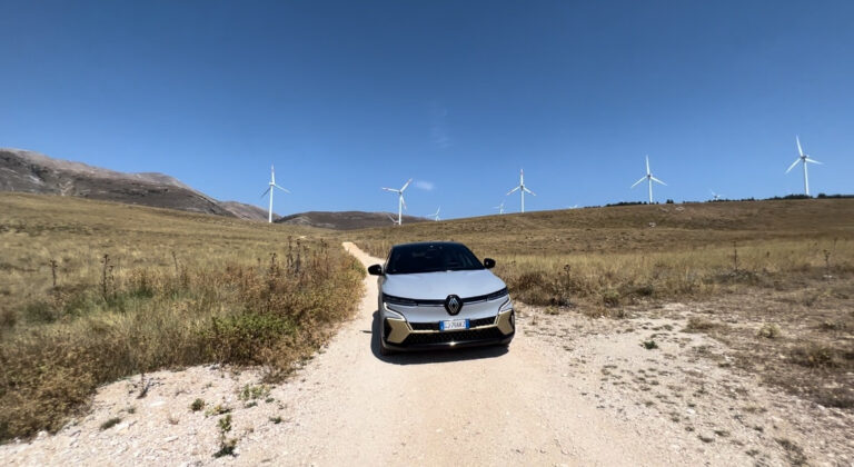 Renault Megane E-Tech: le foto della prova su strada