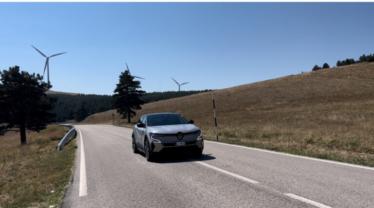 Renault Megane E-Tech: le foto della prova su strada