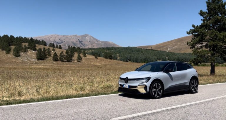 Renault Megane E-Tech: le foto della prova su strada