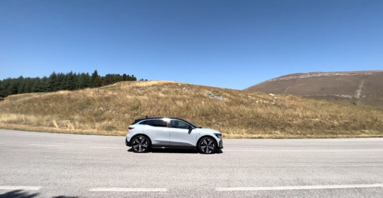 Renault Megane E-Tech: le foto della prova su strada