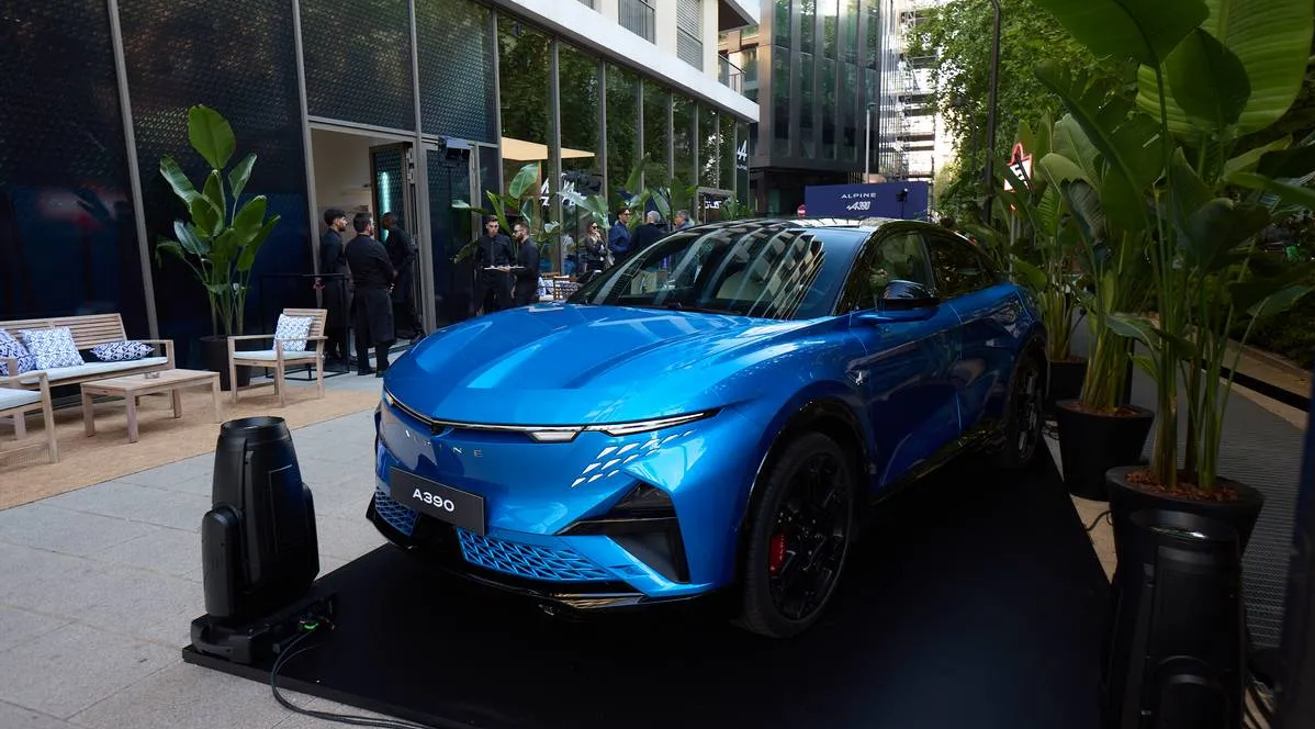 Alpine A390 2026: fastback elettrica da 470 CV alla Design Week - Motori.it