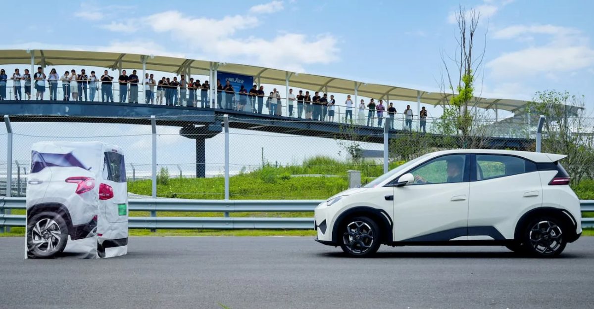 BYD sfida Tesla: pagherà gli incidenti causati dalla guida assistita - Motori.it