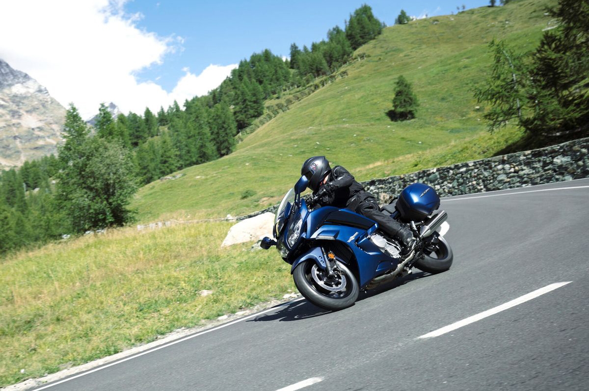 Le migliori moto per viaggi lunghi: Yamaha FJR1300 AS