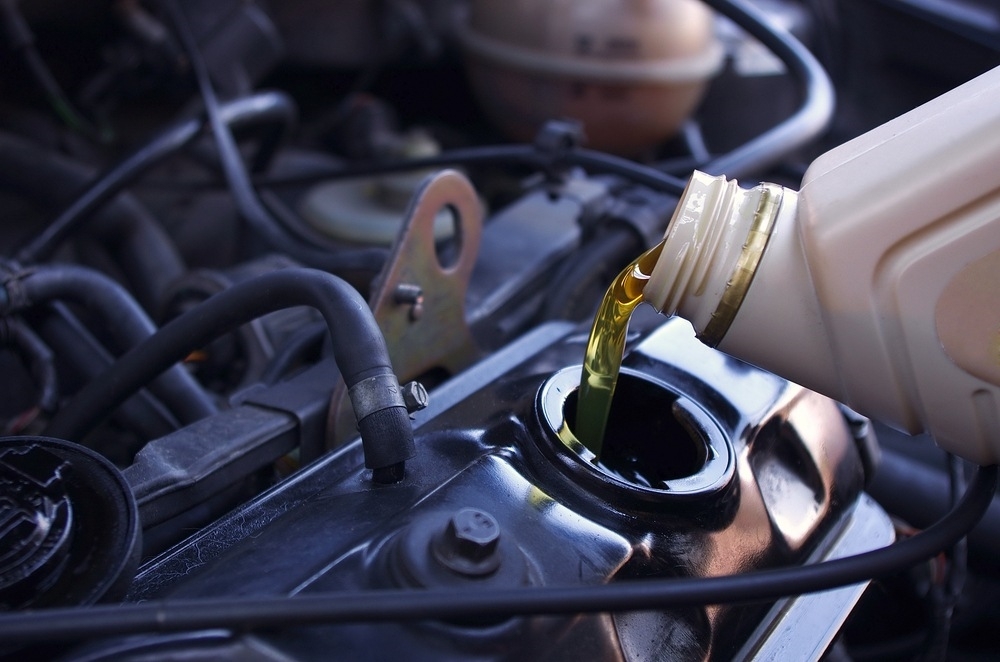 È tempo di cambiare l'olio dell'auto? Quando farlo, come farlo e costi 