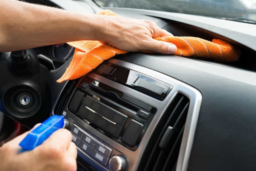 Guida alla pulizia del cruscotto dell'auto