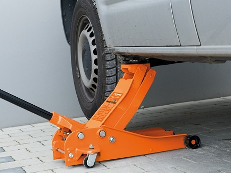 Come sostituire una ruota a terra con il crick per auto: guida pratica 